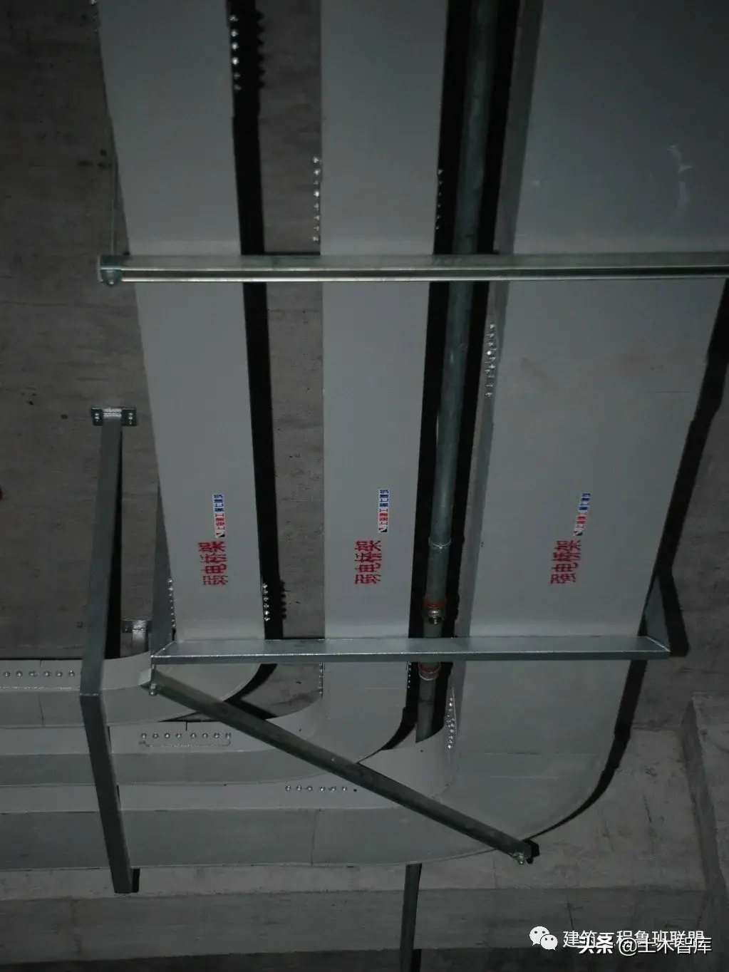 托盘式桥架_托盘式桥架安装大样图_托盘式桥架图片大全