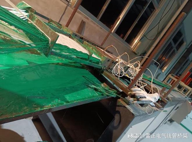 玻璃钢制电缆桥架_玻璃钢电缆桥架_玻璃钢电缆支架价格